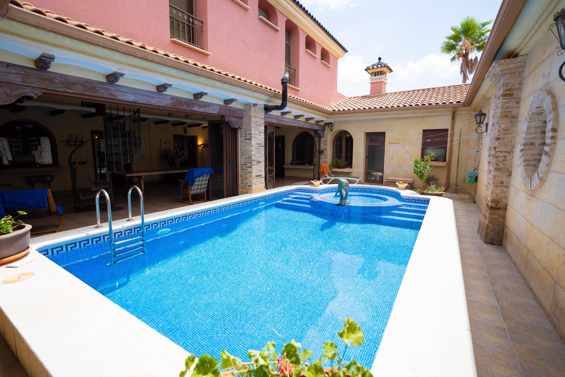 LARGE HOUSE WITH COMMERCIAL PREMISES IN SAN MIGUEL DE SALINAS