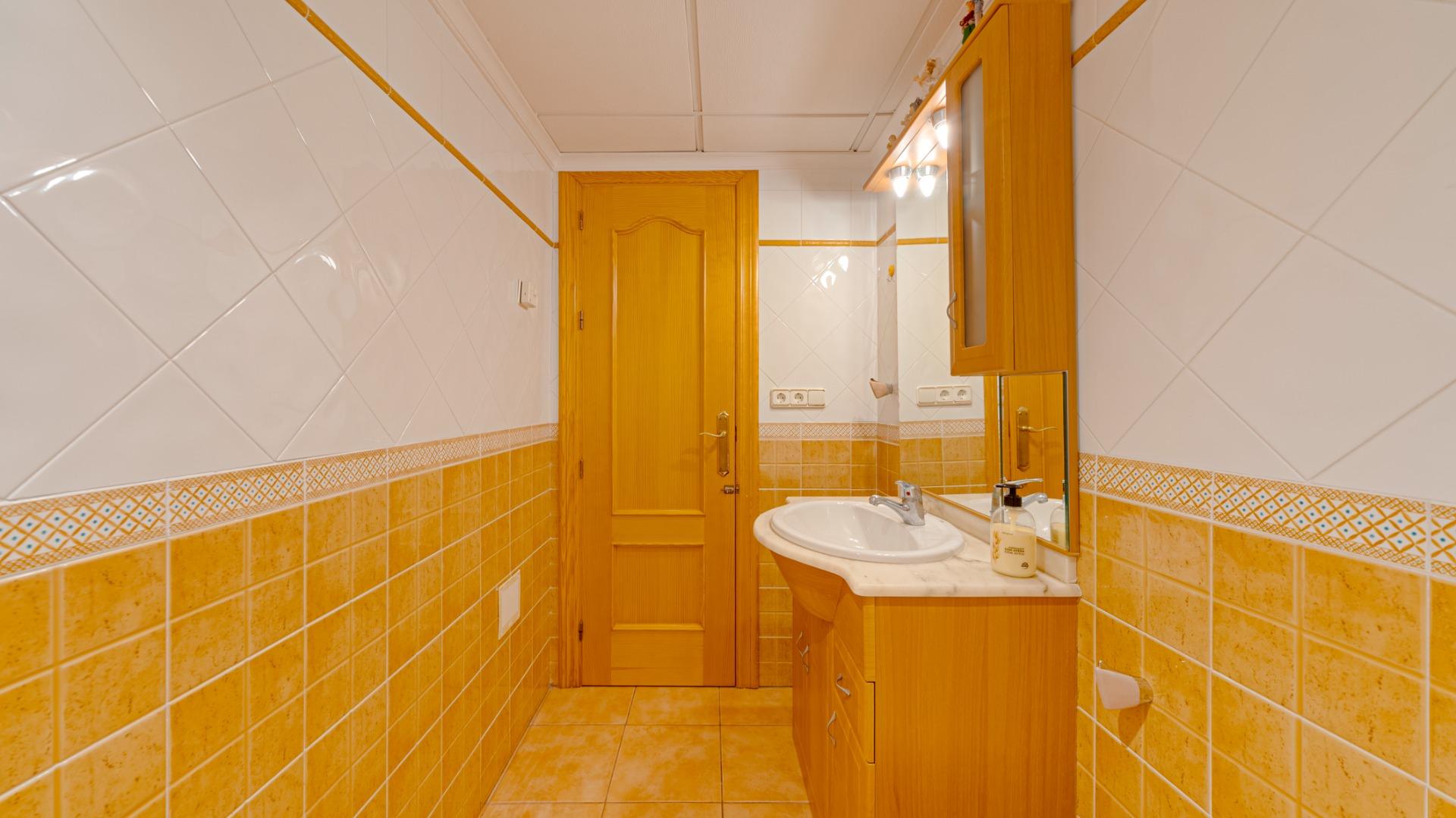 2-52-10 Large corner semi-detached house with sea views,