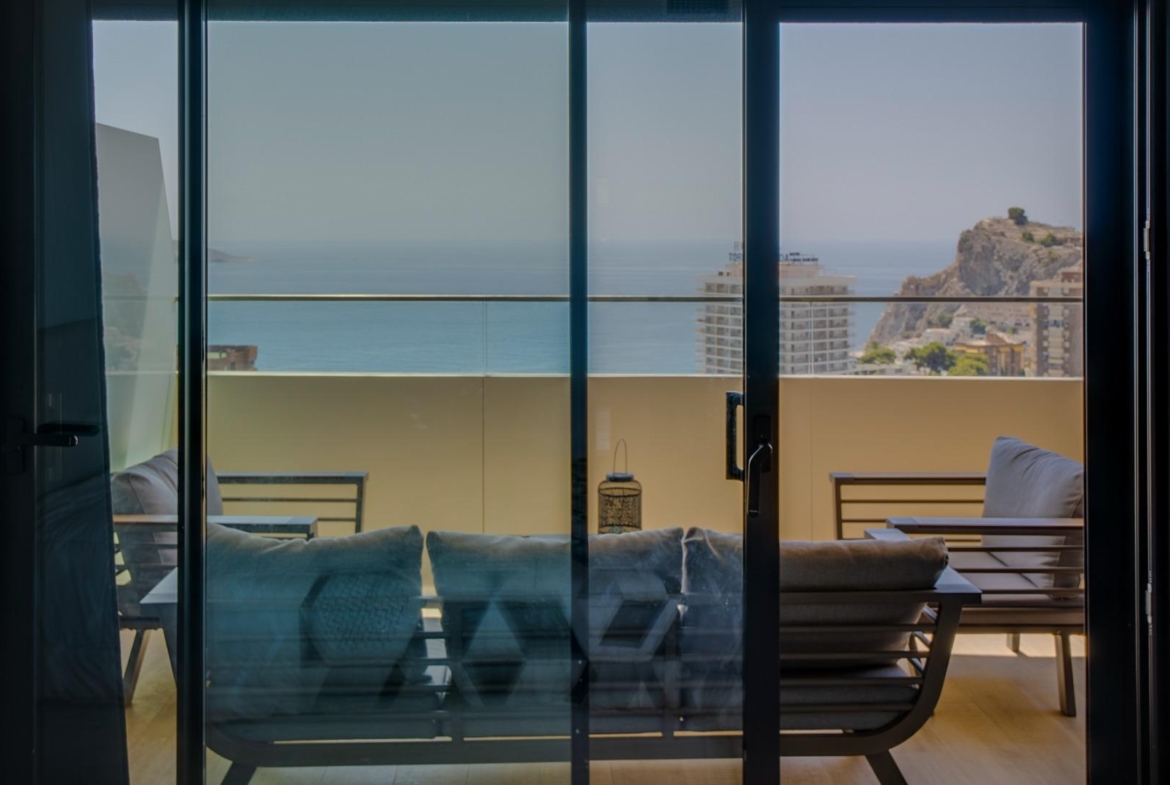 Exclusivo Piso en la Cala de Benidorm con Vistas al Mar