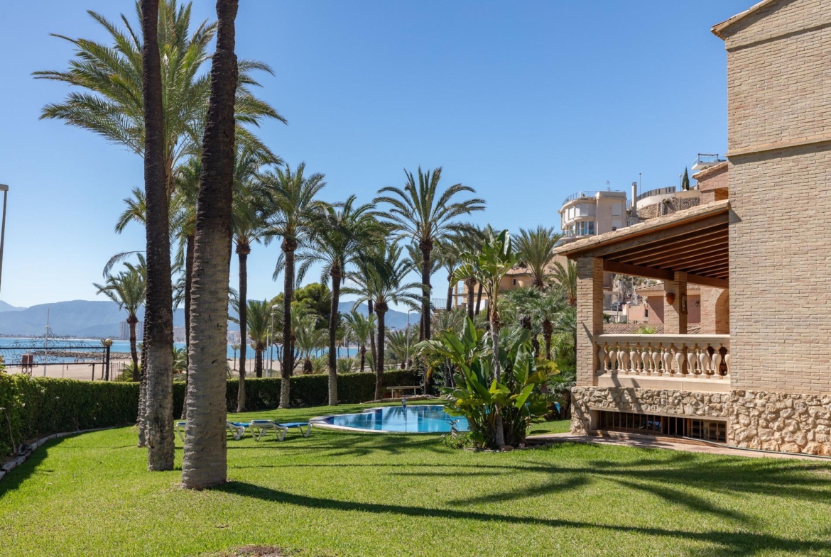 Exceptional Beachfront Villa: Luxury Steps Away from the Beach