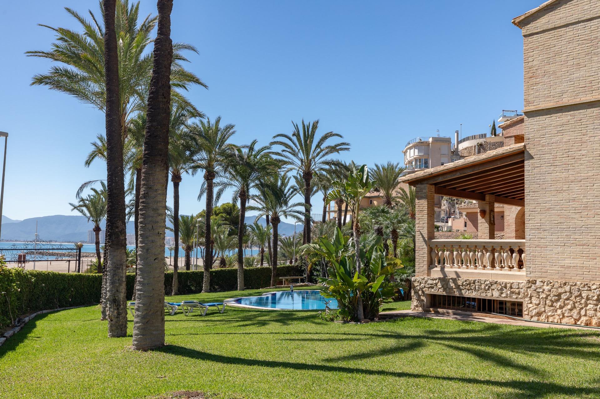 2-52-9 Exceptional Beachfront Villa: Luxury Steps Away from the Beach