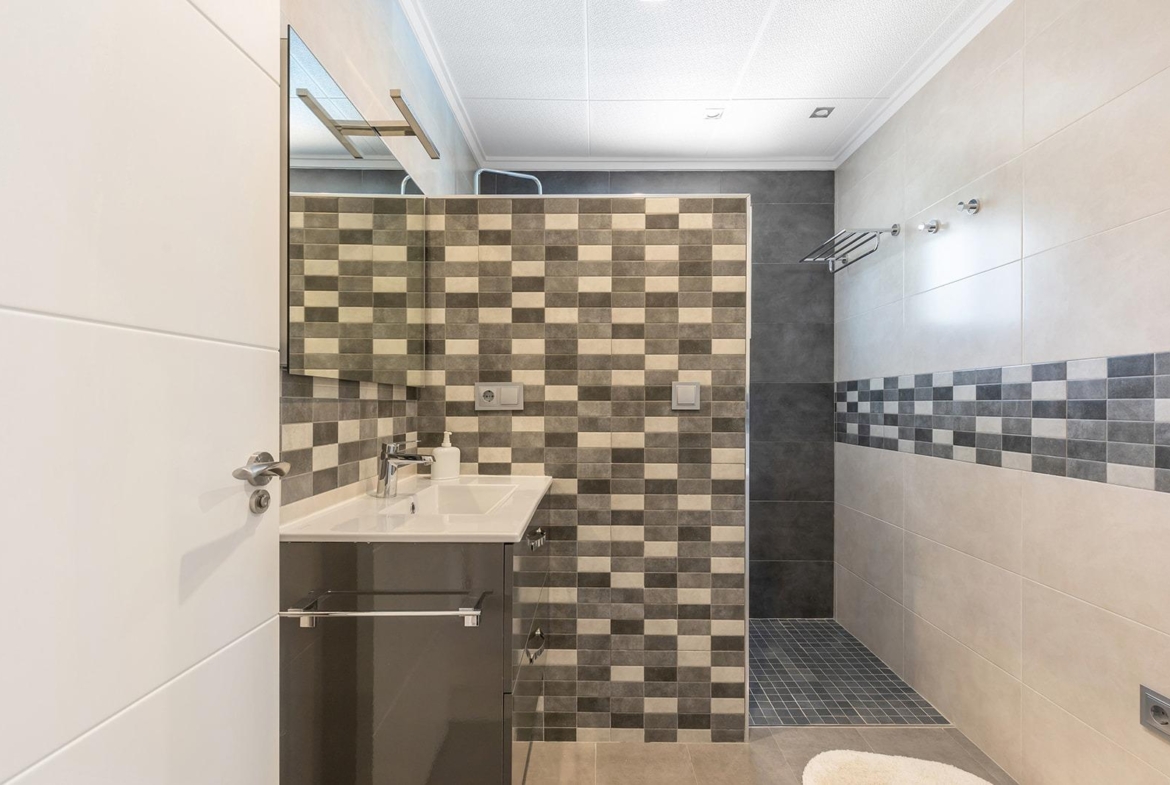 VILLA CON PISCINA PRIVADA EN PUNTA PRIMA CON PARCELA 540 M2. 4 DORM. 2 BAÑOS. 168 M2 DE CASA.