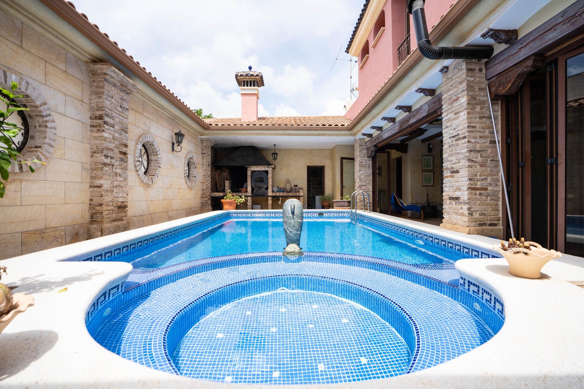 LARGE HOUSE WITH COMMERCIAL PREMISES IN SAN MIGUEL DE SALINAS