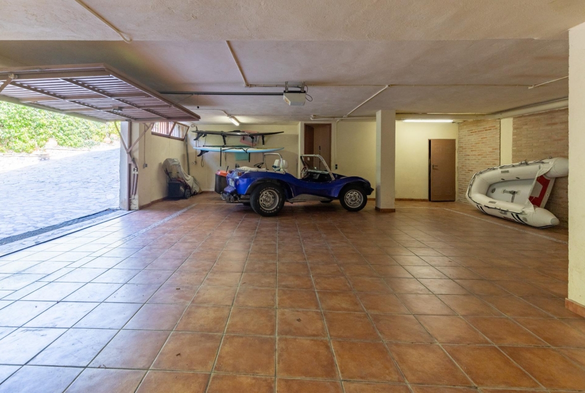 Exceptional Beachfront Villa: Luxury Steps Away from the Beach