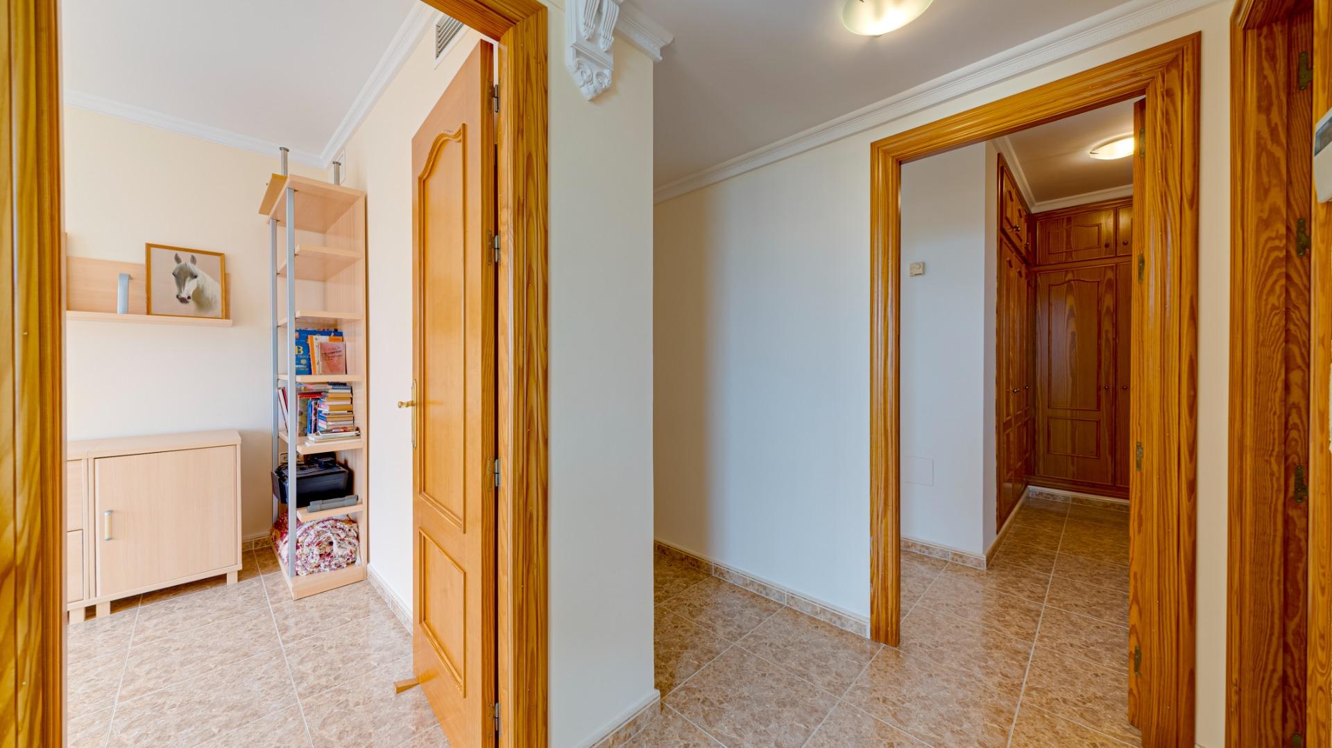 2-53-9 Large corner semi-detached house with sea views,