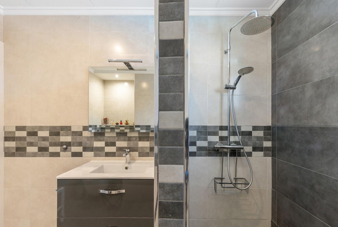 VILLA CON PISCINA PRIVADA EN PUNTA PRIMA CON PARCELA 540 M2. 4 DORM. 2 BAÑOS. 168 M2 DE CASA.
