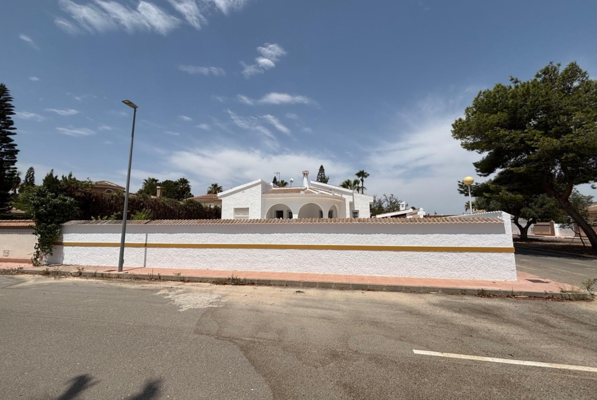 FABULOSA VILLA REFORMADA ESTILO MEDITERRÁNEO EN CIUDAD QUESADA