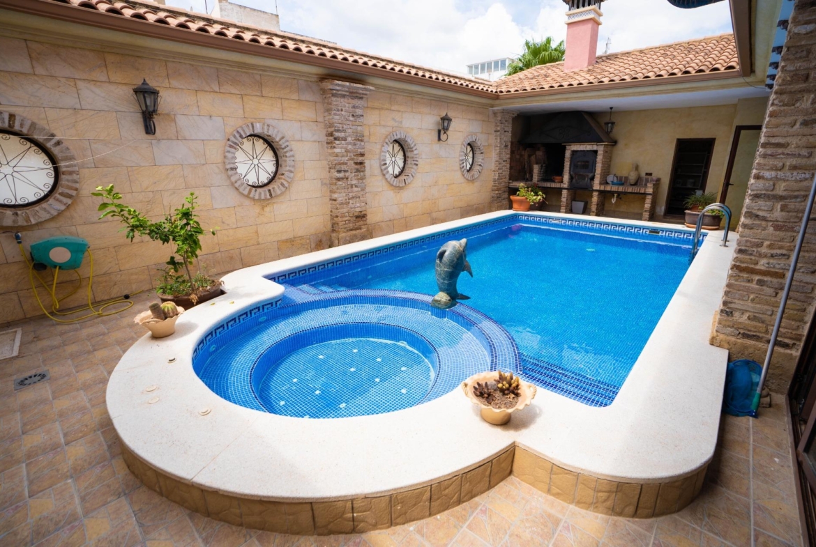 LARGE HOUSE WITH COMMERCIAL PREMISES IN SAN MIGUEL DE SALINAS