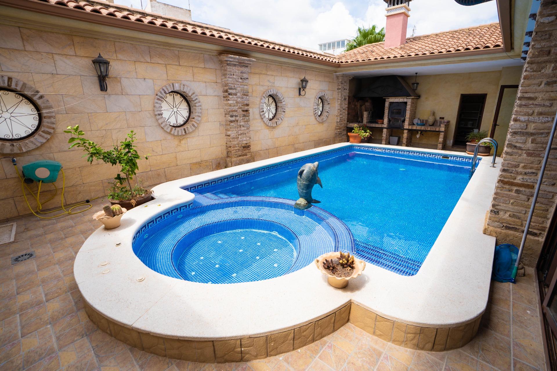 LARGE HOUSE WITH COMMERCIAL PREMISES IN SAN MIGUEL DE SALINAS
