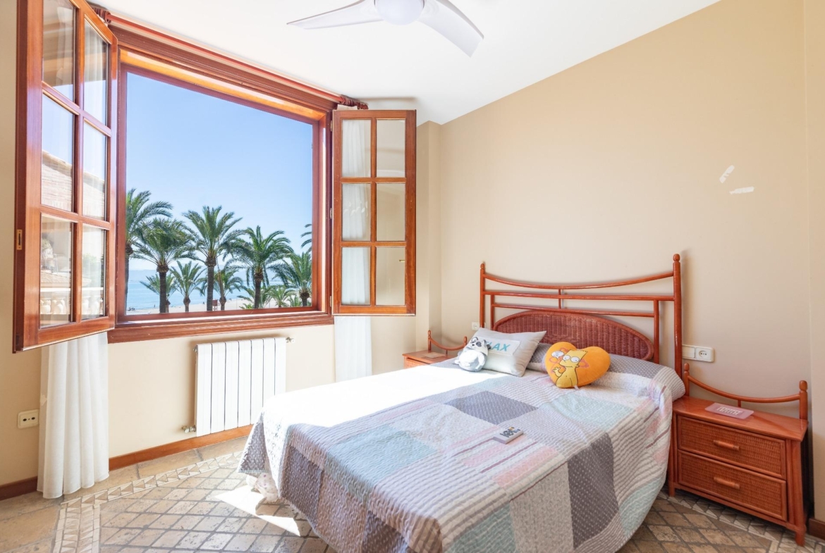 Exceptional Beachfront Villa: Luxury Steps Away from the Beach
