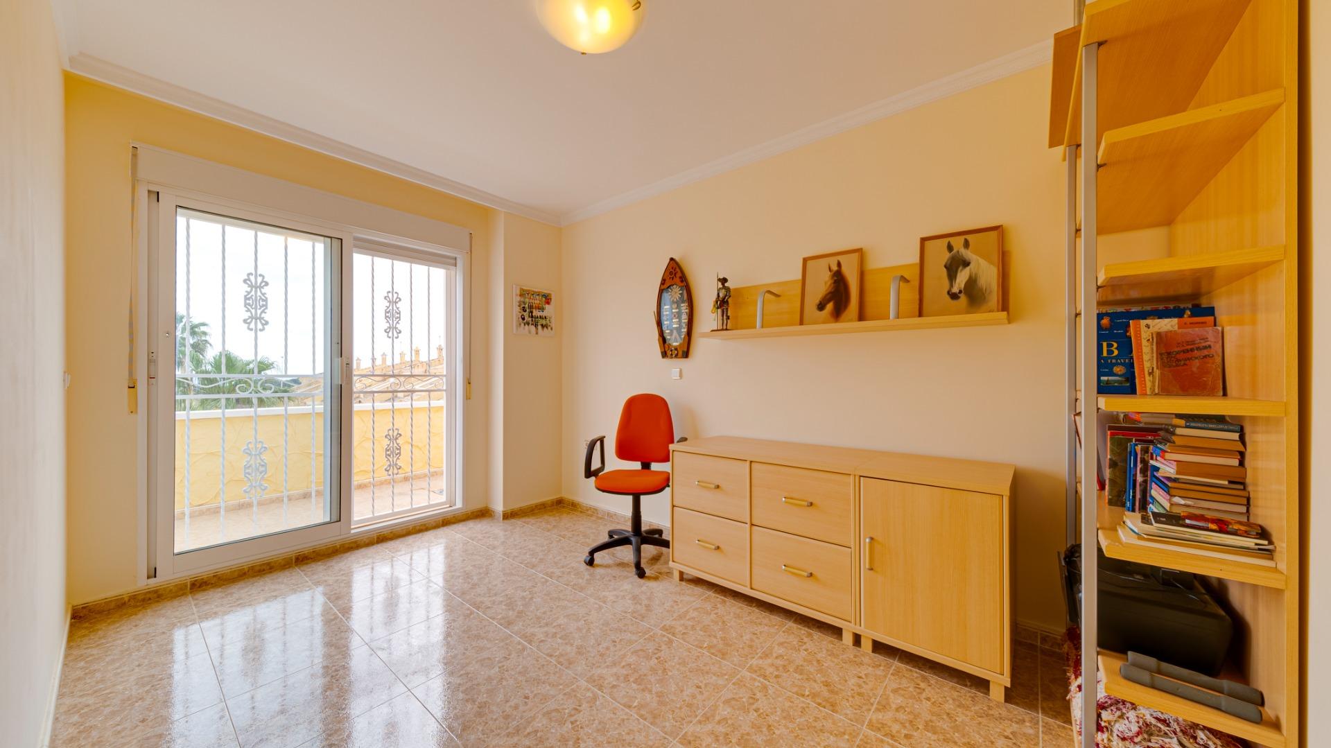 2-54-9 Large corner semi-detached house with sea views,