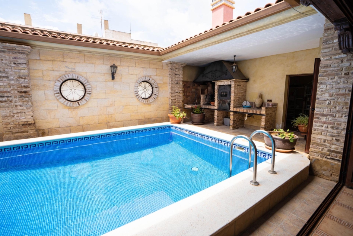 LARGE HOUSE WITH COMMERCIAL PREMISES IN SAN MIGUEL DE SALINAS