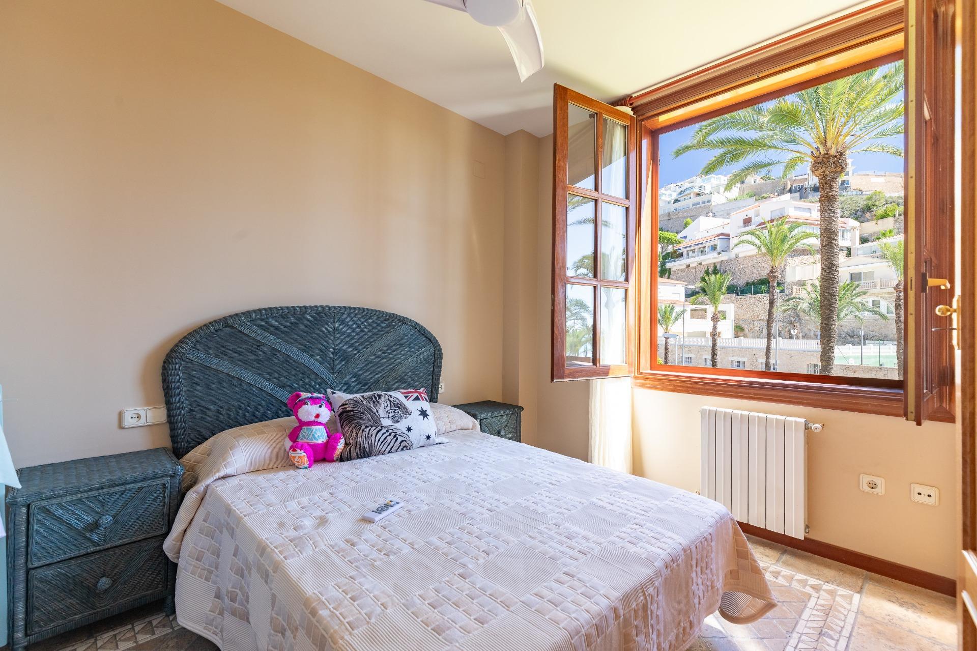 2-55-8 Exceptional Beachfront Villa: Luxury Steps Away from the Beach