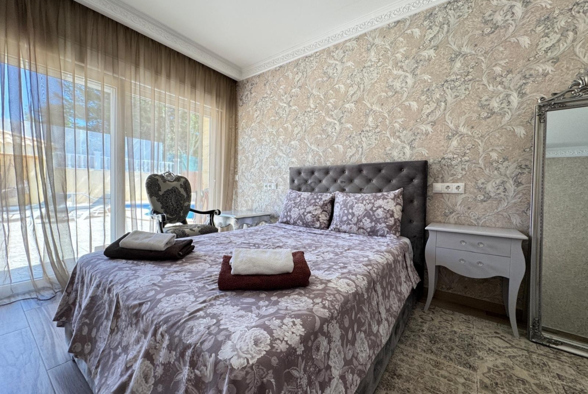 VILLA DE LIJO EN CAMPOAMOR CON 639 M2 DE CASA. PARCELA 800 M2. PISCINA PROPIA. 5 DORM. 4 BAÑOS. PLAYA A 650 METROS.
