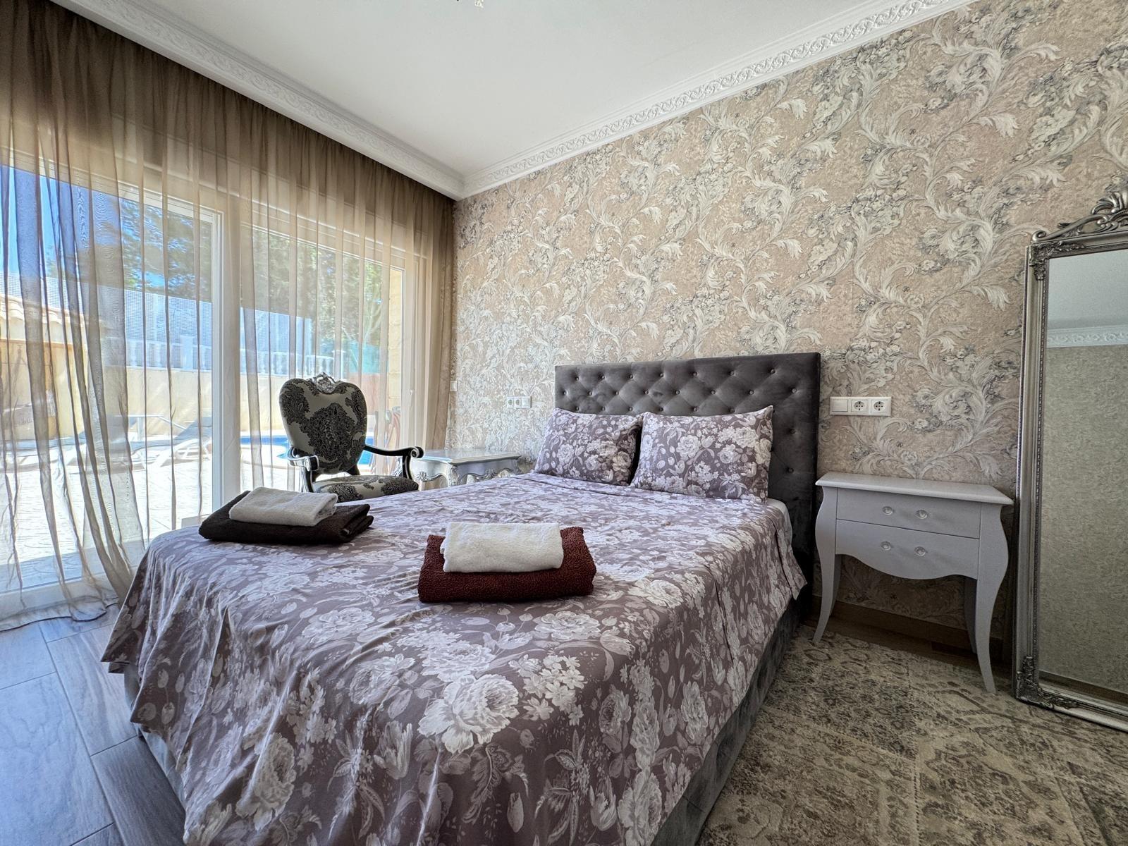 2-56-20 VILLA DE LIJO EN CAMPOAMOR CON 639 M2 DE CASA. PARCELA 800 M2. PISCINA PROPIA. 5 DORM. 4 BAÑOS. PLAYA A 650 METROS.