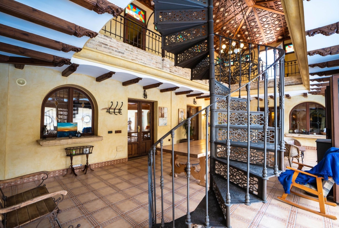 LARGE HOUSE WITH COMMERCIAL PREMISES IN SAN MIGUEL DE SALINAS