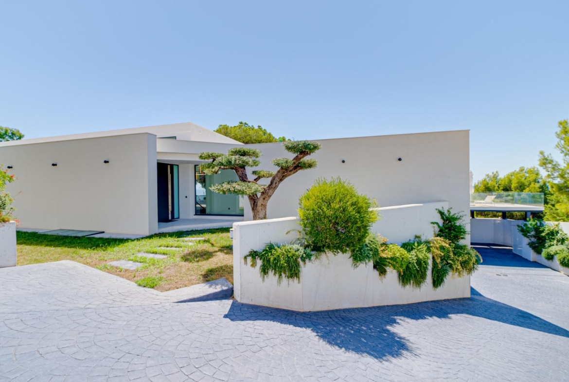 Indrukwekkende luxe villa aan zee