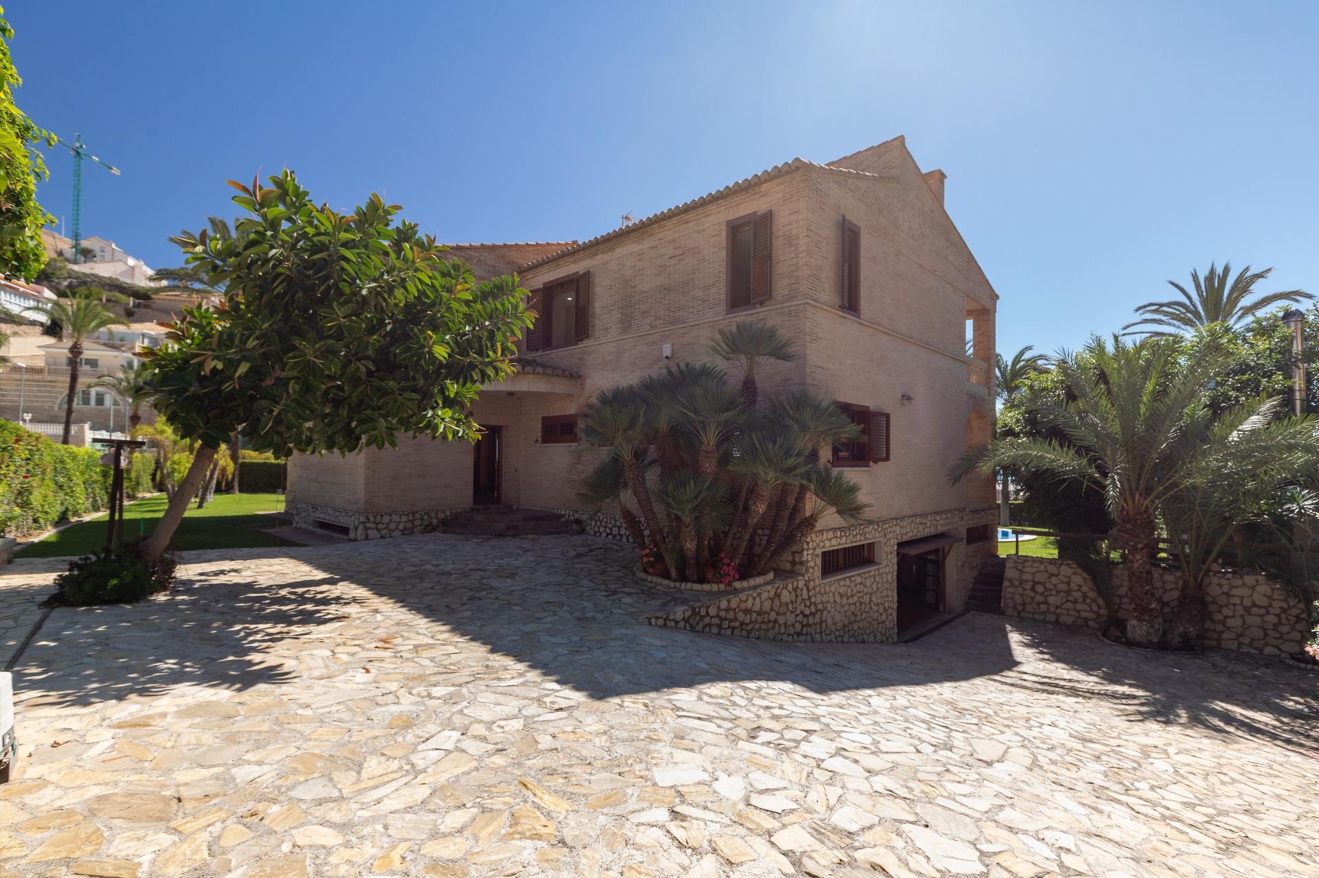 2-57-7 Exceptional Beachfront Villa: Luxury Steps Away from the Beach