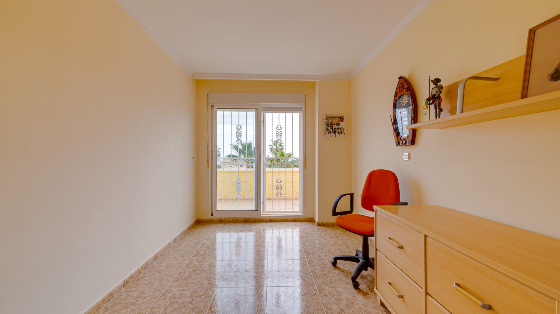 2-57-8 Large corner semi-detached house with sea views,