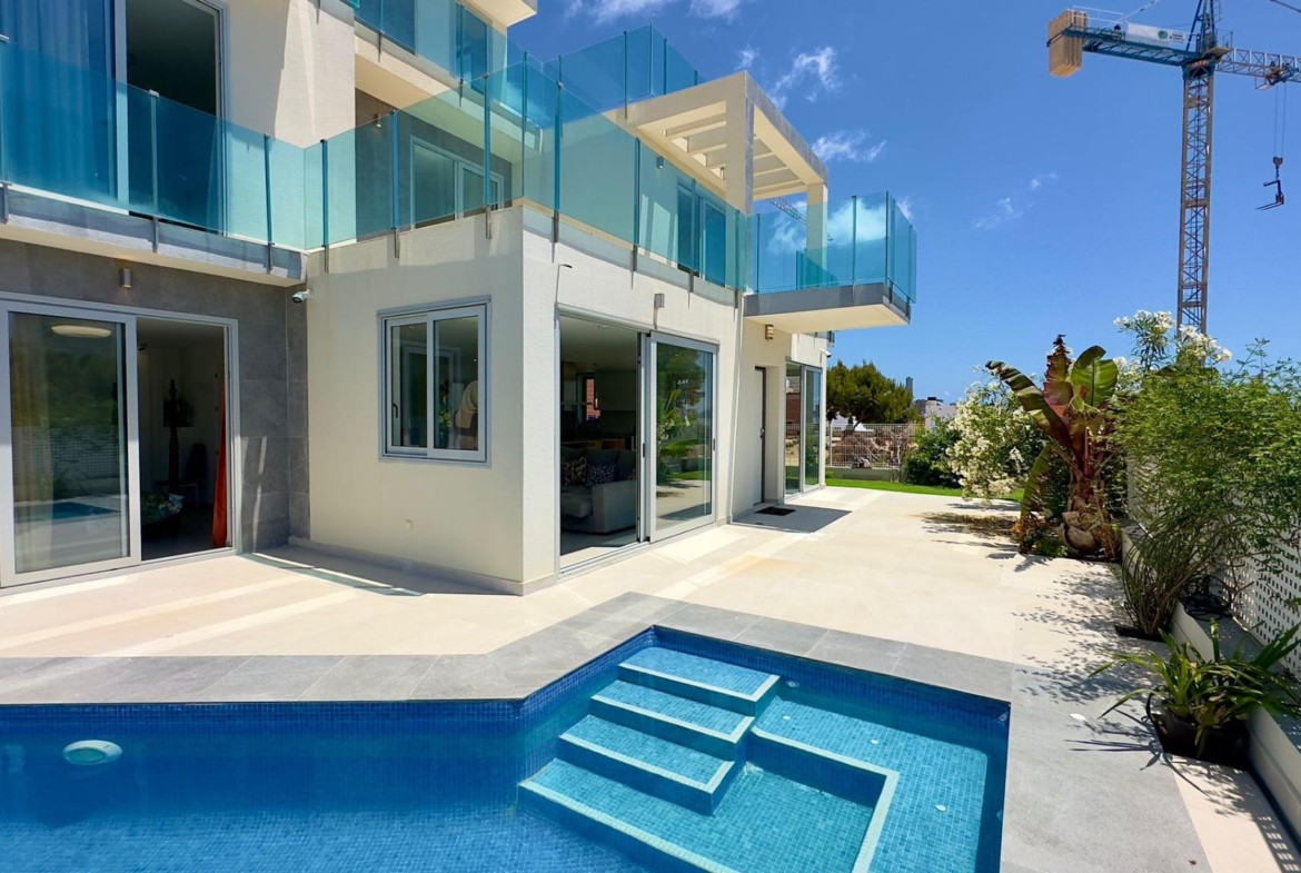 Grote villa op het balkon van Finestrat met uitzicht op de zee