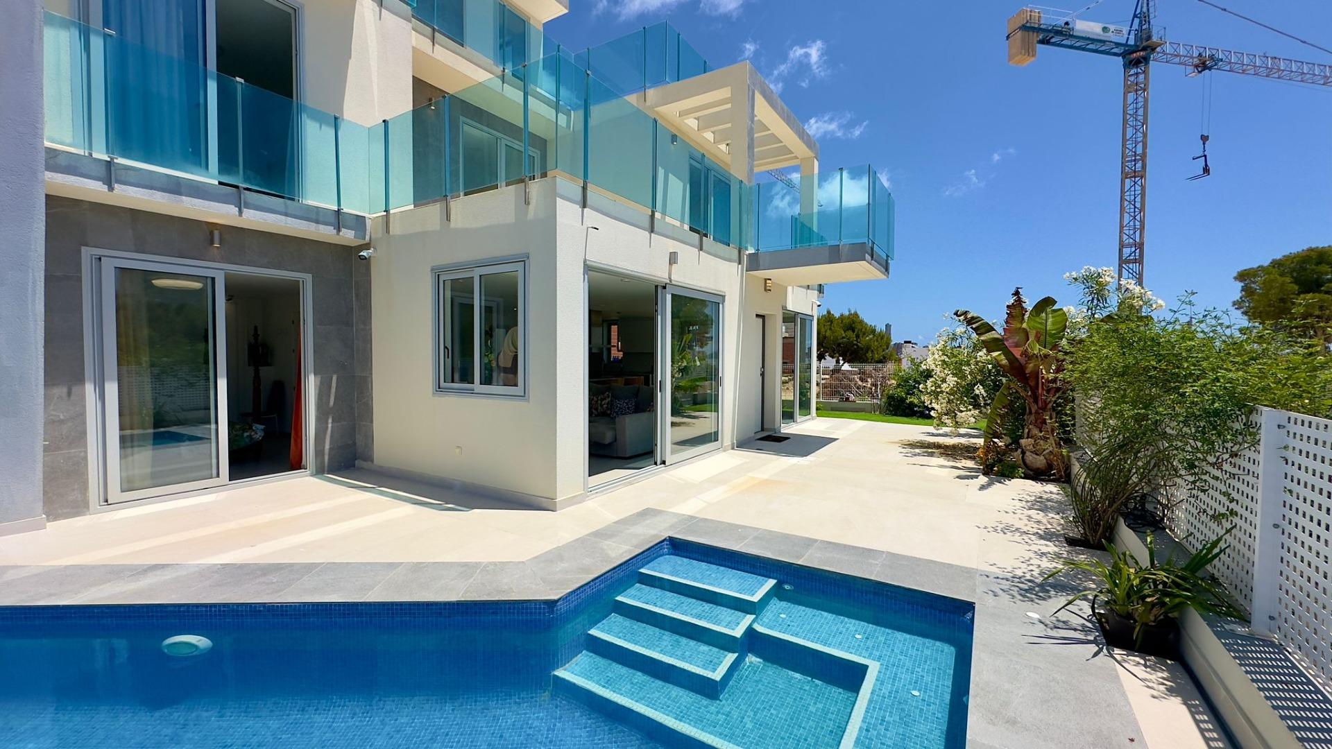 Grote villa op het balkon van Finestrat met uitzicht op de zee