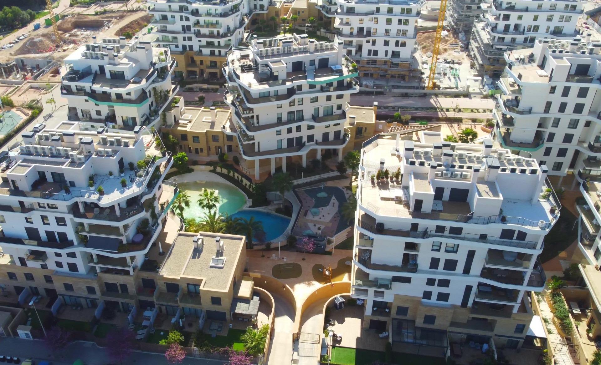 Moderne nieuwe appartementen aan de oevers van de Middellandse Zee