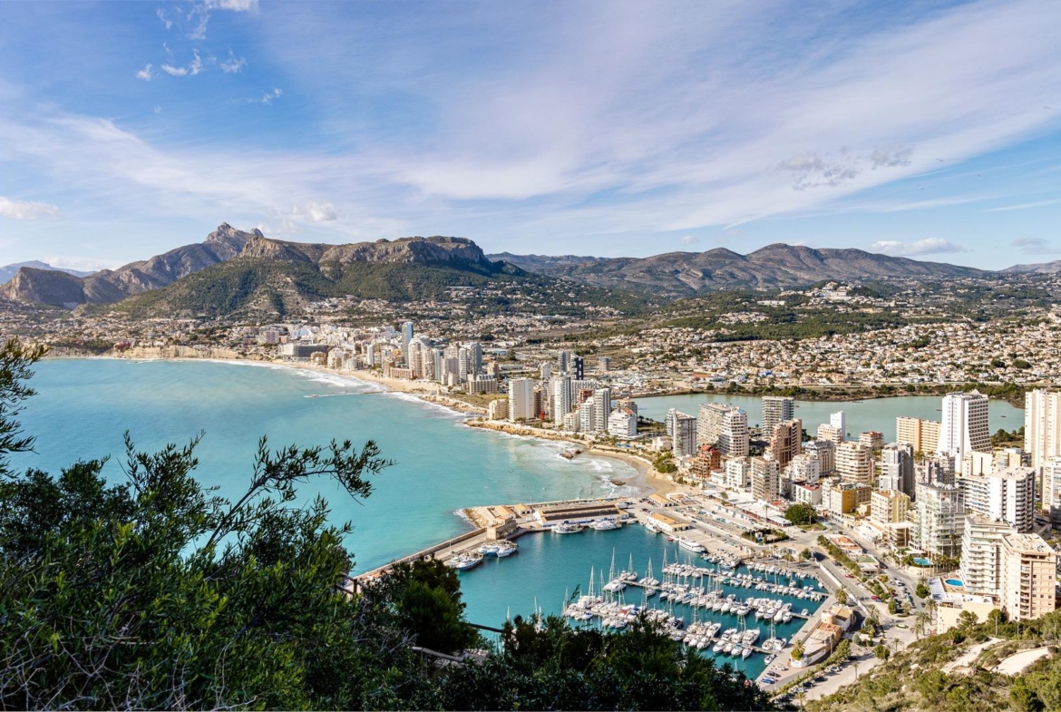 SPECTACULAR NEW LARGE APARTMENT WITH SEA AND MOUNTAIN VIEWS IN CALPE
