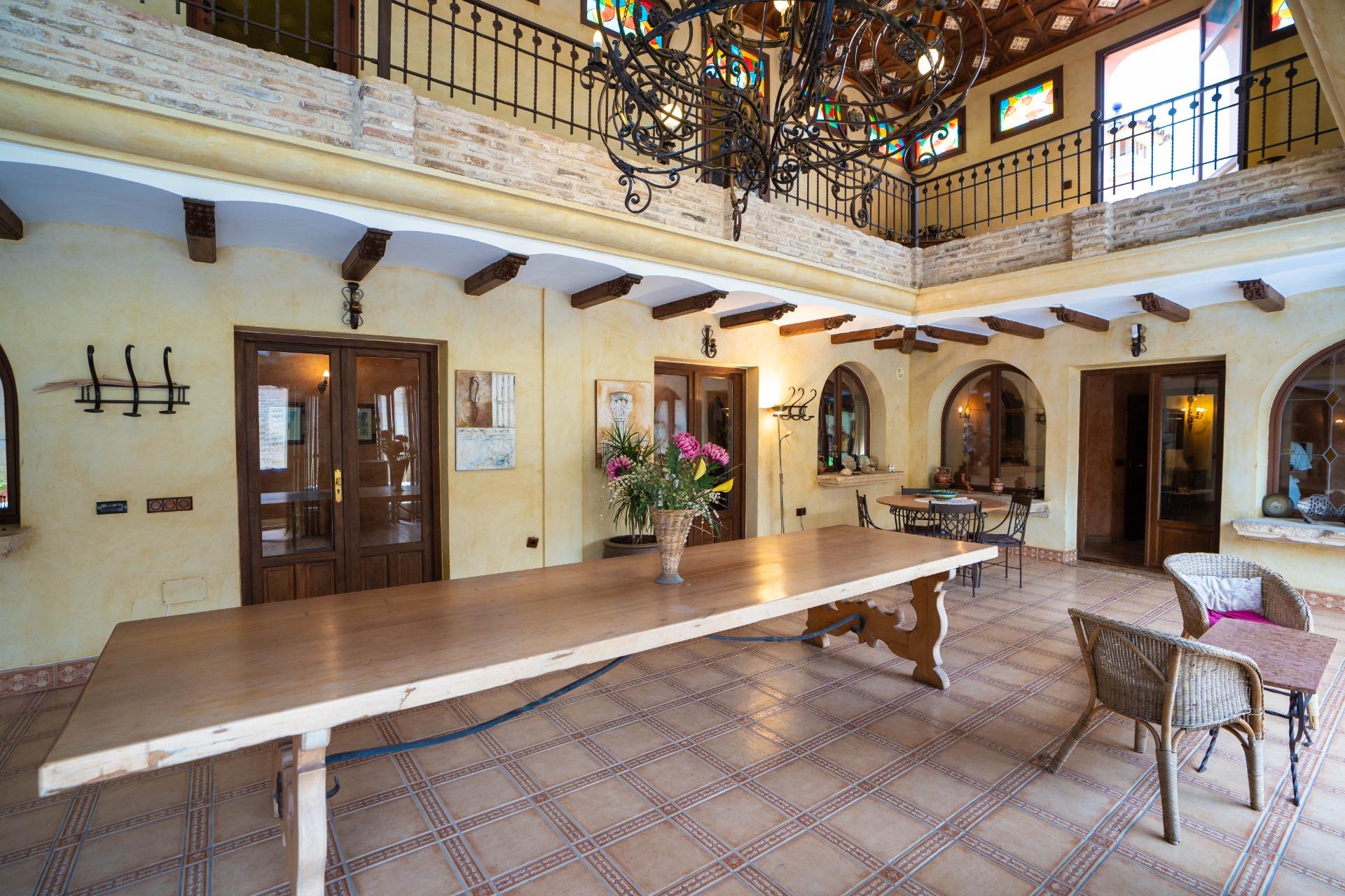 LARGE HOUSE WITH COMMERCIAL PREMISES IN SAN MIGUEL DE SALINAS