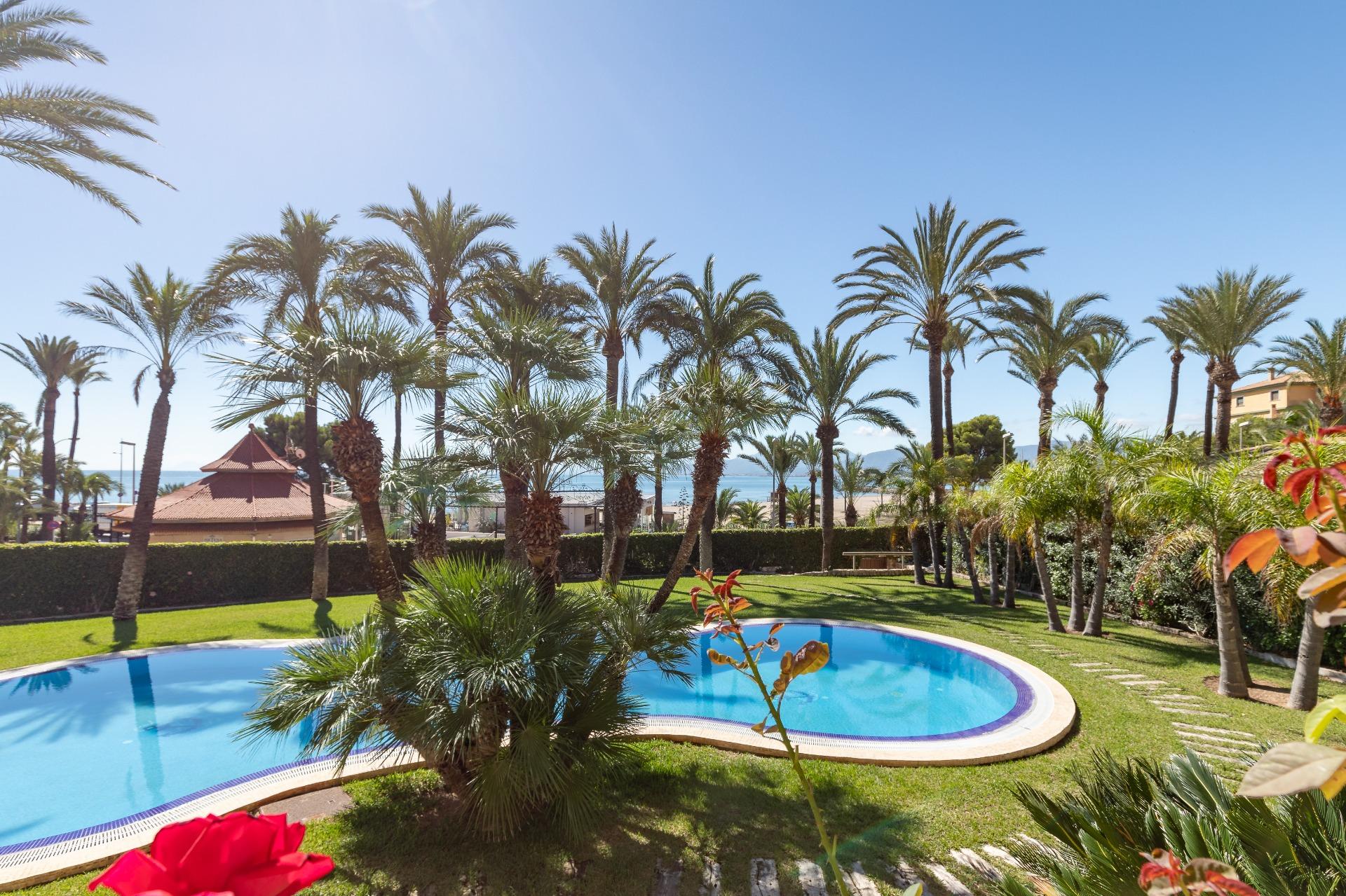 2-58-7 Exceptional Beachfront Villa: Luxury Steps Away from the Beach