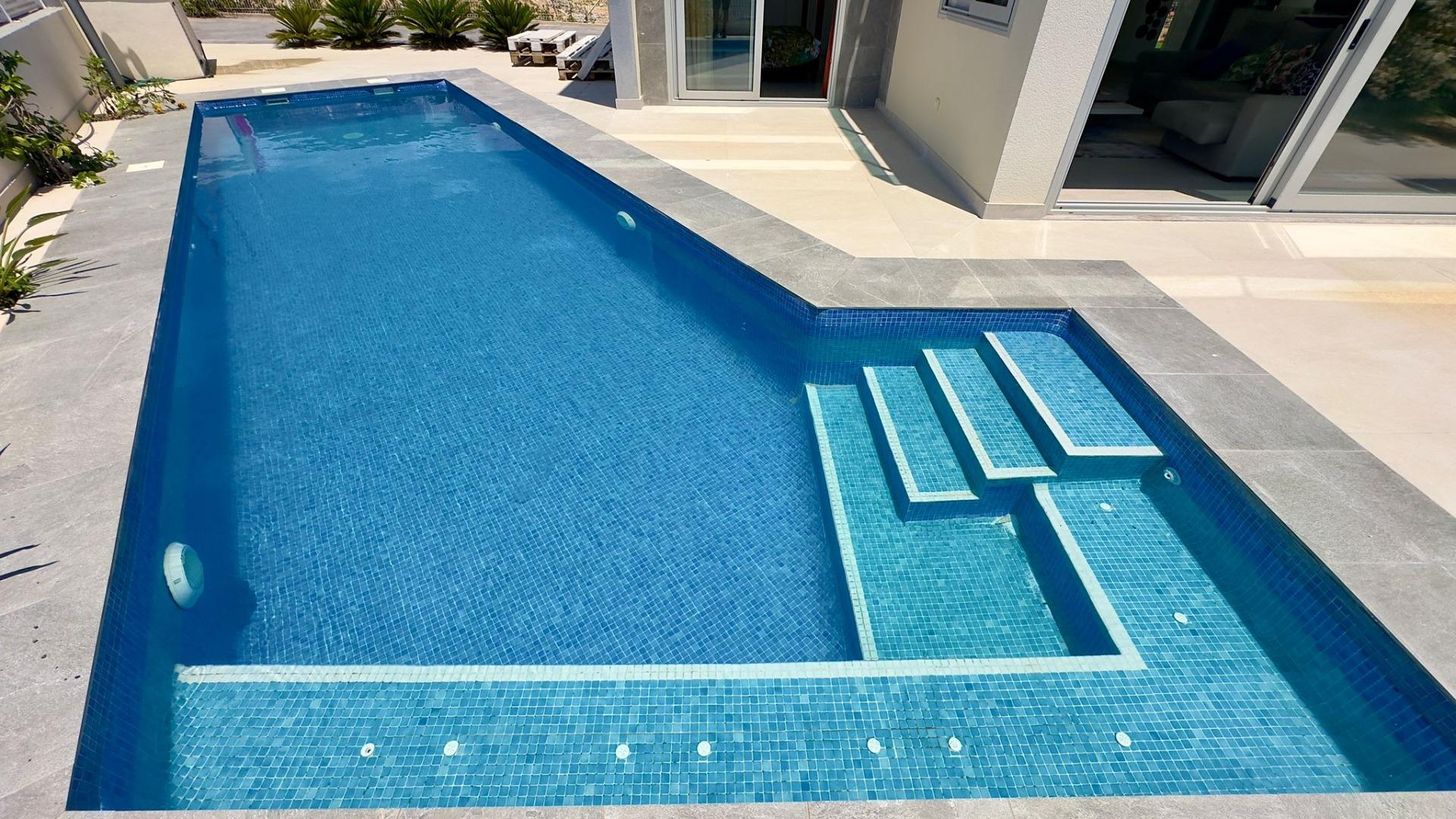 Grote villa op het balkon van Finestrat met uitzicht op de zee