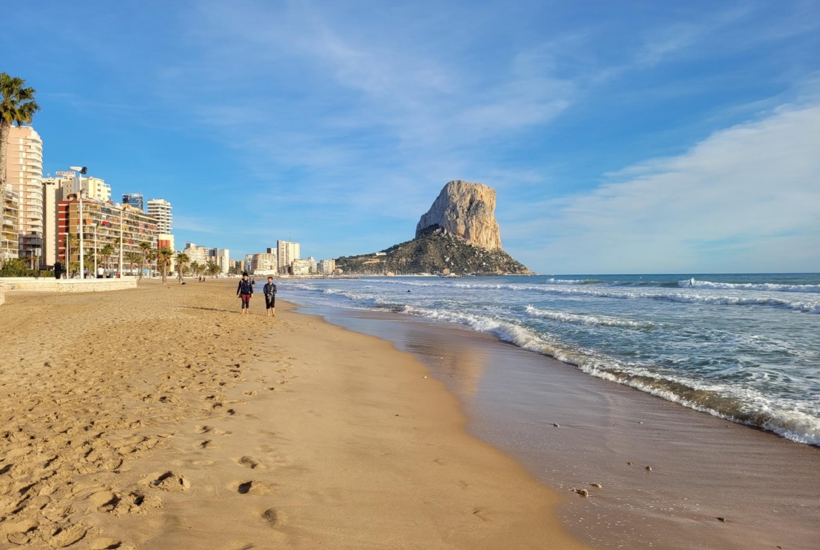 SPECTACULAR NEW LARGE APARTMENT WITH SEA AND MOUNTAIN VIEWS IN CALPE