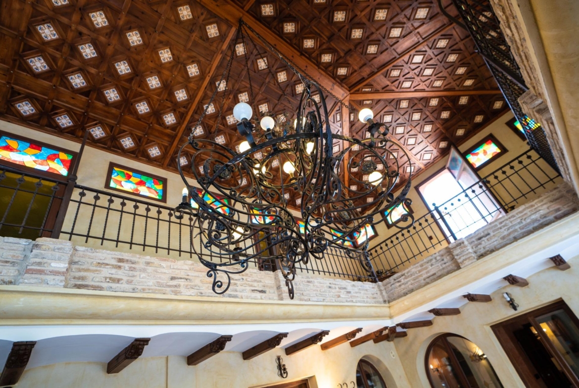 LARGE HOUSE WITH COMMERCIAL PREMISES IN SAN MIGUEL DE SALINAS