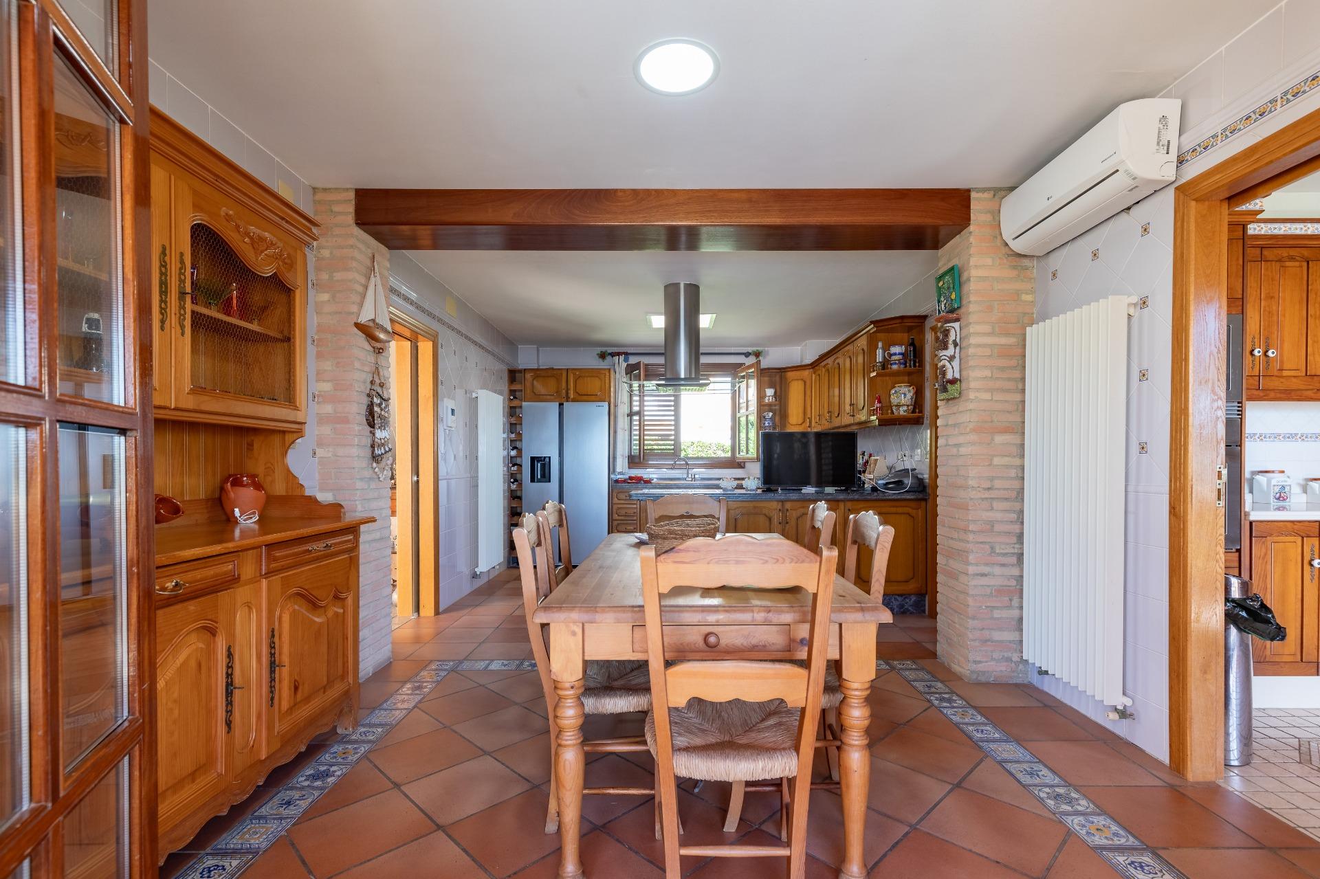 2-59-7 Exceptional Beachfront Villa: Luxury Steps Away from the Beach
