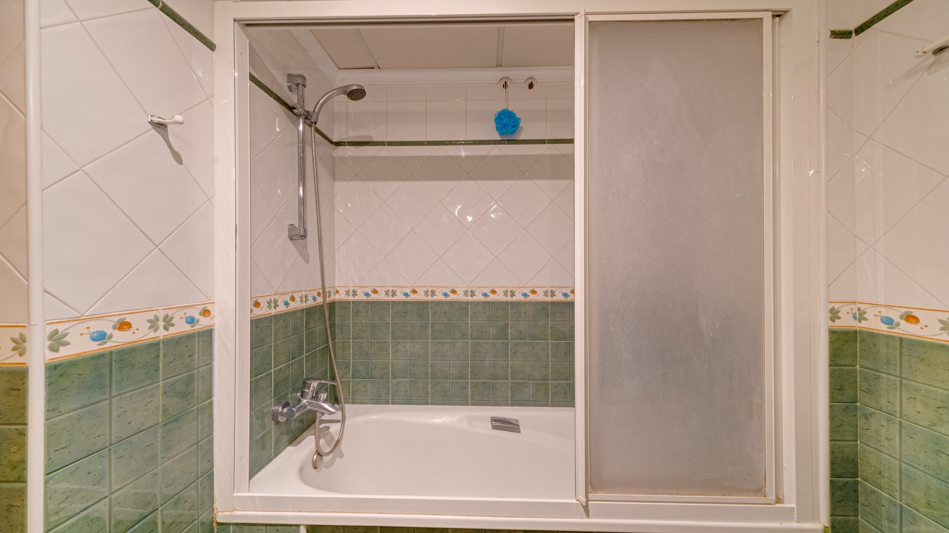 2-59-8 Large corner semi-detached house with sea views,