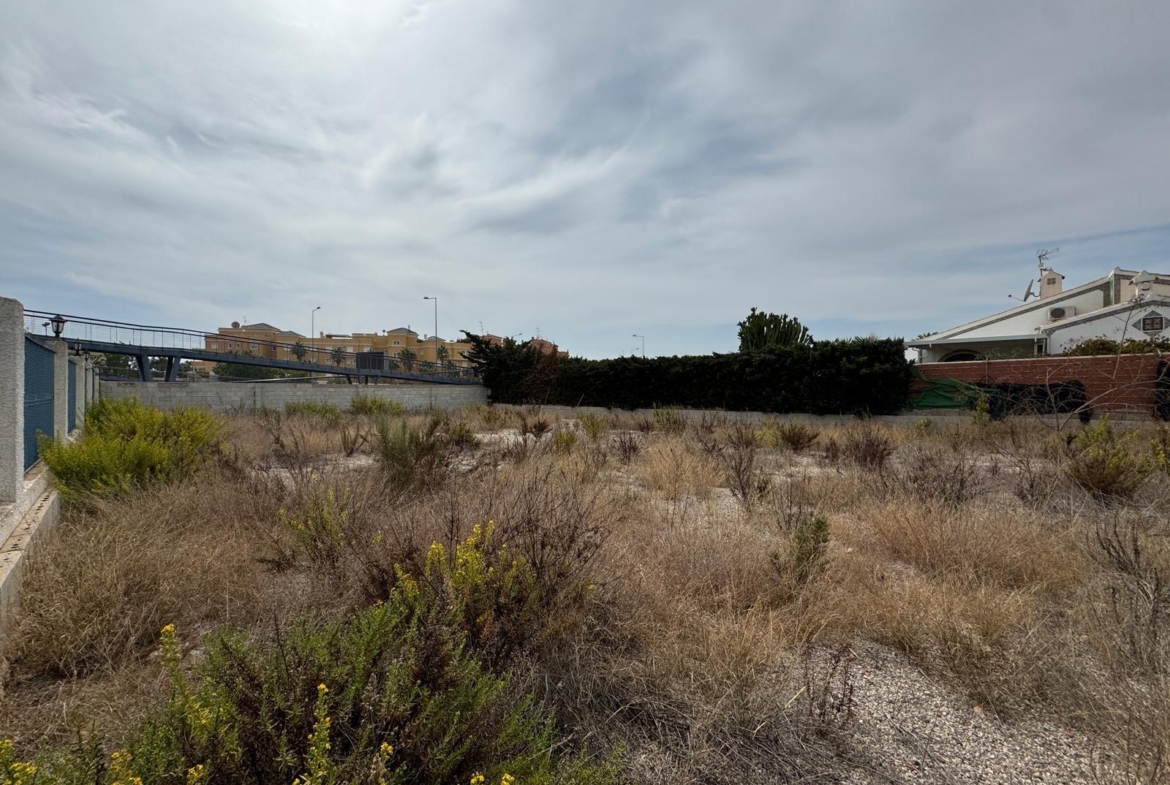 PARCELA 1000 M2 EN ORIHUELA COSTA. A 350 METROS DEL MAR.