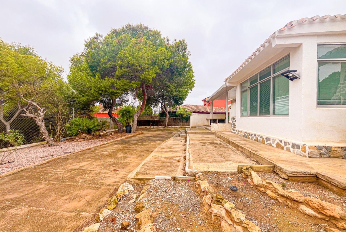 VILLA EN LOS BALCONES CON 1000 M2 DE PARCELA. 3 DORM. 2 BAÑOS. GARAJE PRIVADO DE 36 M2.