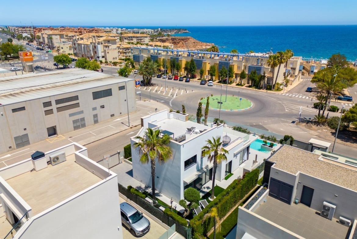 Lujosa villa de obra nueva a un paso de la playa de Campoamor !