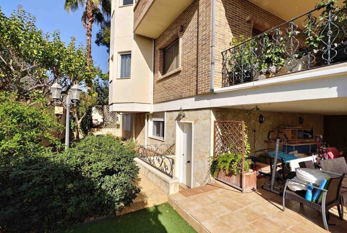 VILLA EN CIUDQUESADA. CON PISCINA PRIVADA. PARCELA 850M2. CASA 364 M2.