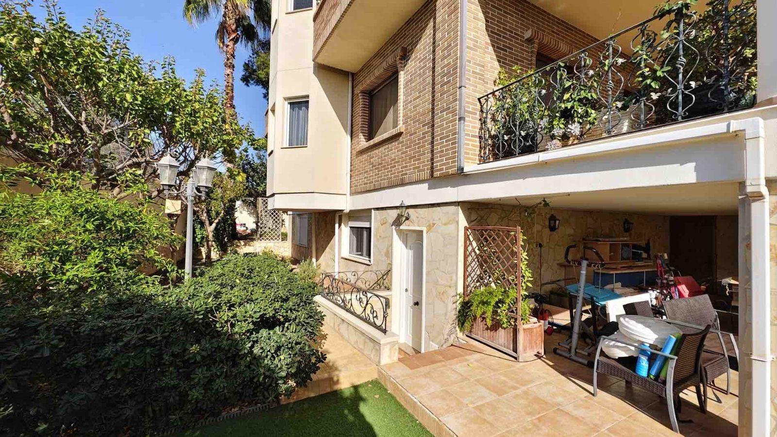 VILLA EN CIUDQUESADA. CON PISCINA PRIVADA. PARCELA 850M2. CASA 364 M2.