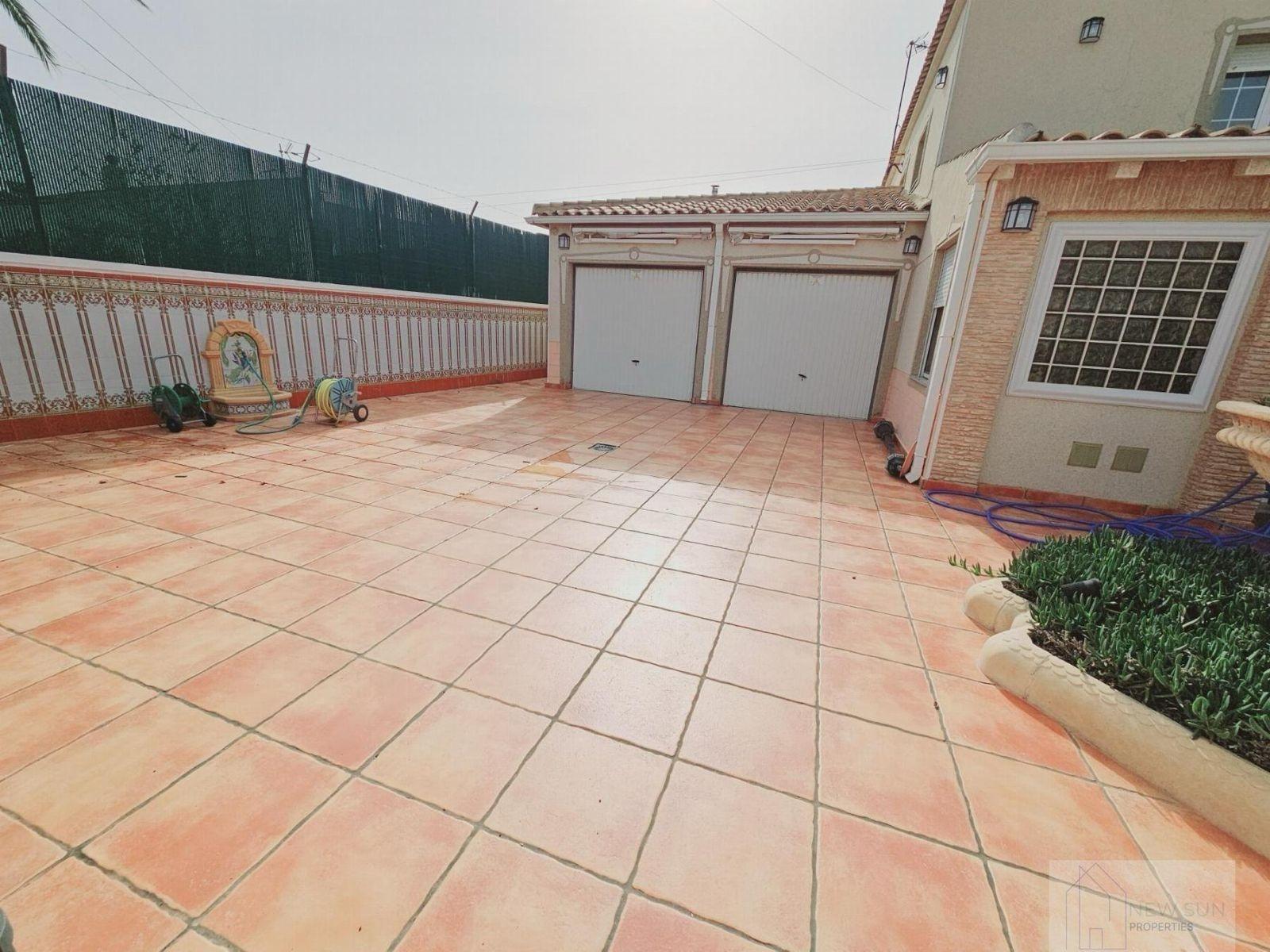 VILLA EN LA SIESTA CON 800 METROS DE PARCELA. PISCINA PRIVADA. 330 M2 DE CASA.
