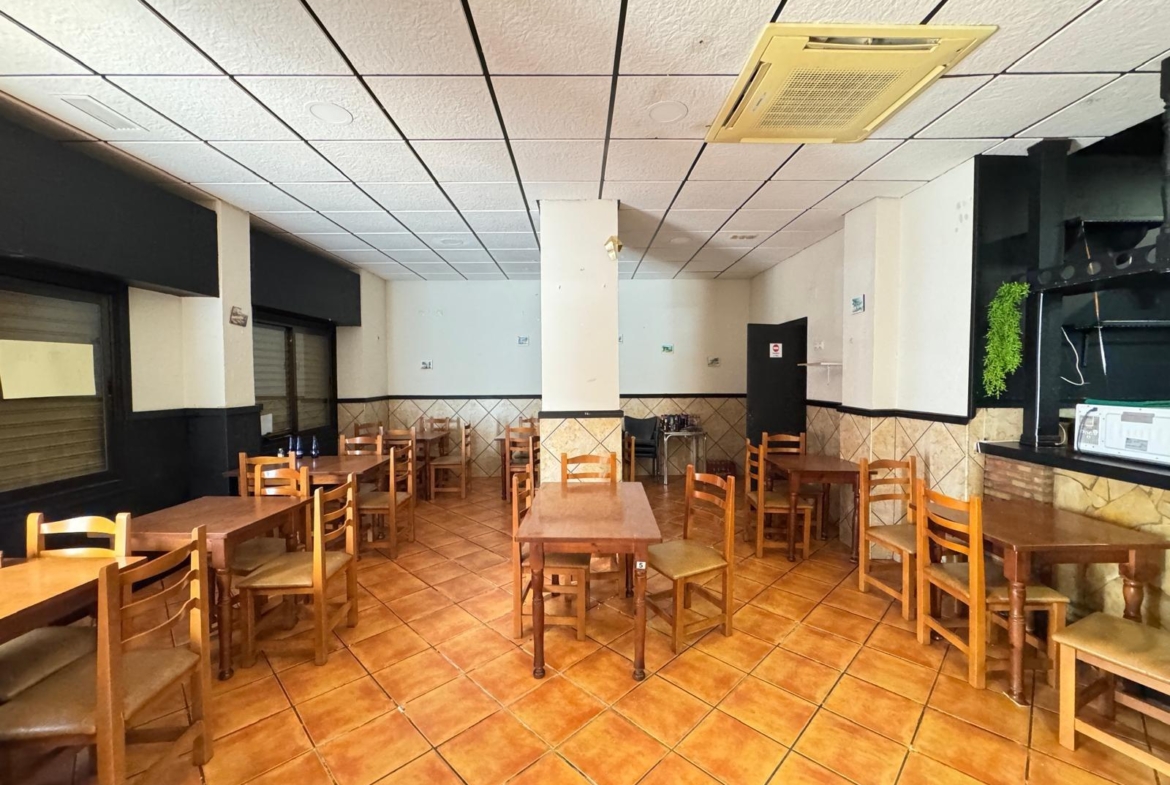 BAR EN VENTA. SE VENDE UN BAR A 500 METROS DE PLAYA DEL CURA CON 2 BAÑOS Y 150 M2 SUPERFICIE.
