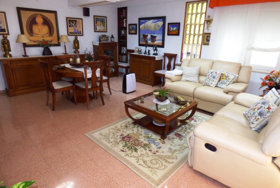 Chalet Adosado con Estilo Único a Pocos Pasos de la Playa de San Juan