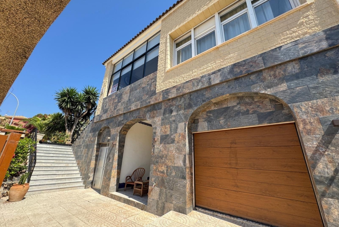 VILLA DE LIJO EN CAMPOAMOR CON 639 M2 DE CASA. PARCELA 800 M2. PISCINA PROPIA. 5 DORM. 4 BAÑOS. PLAYA A 650 METROS.
