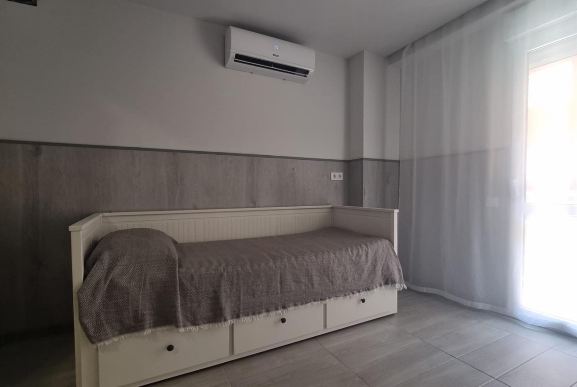 REFORMADO APARTAMENTO A 50 METROS DE PLAYA DE 3 DORMITORIOS 3 BAÑOS DIVIDIDO A 3 ESTUDIOS COMPLETOS PARA ALQUILAR. 105 M2 TOTAL.