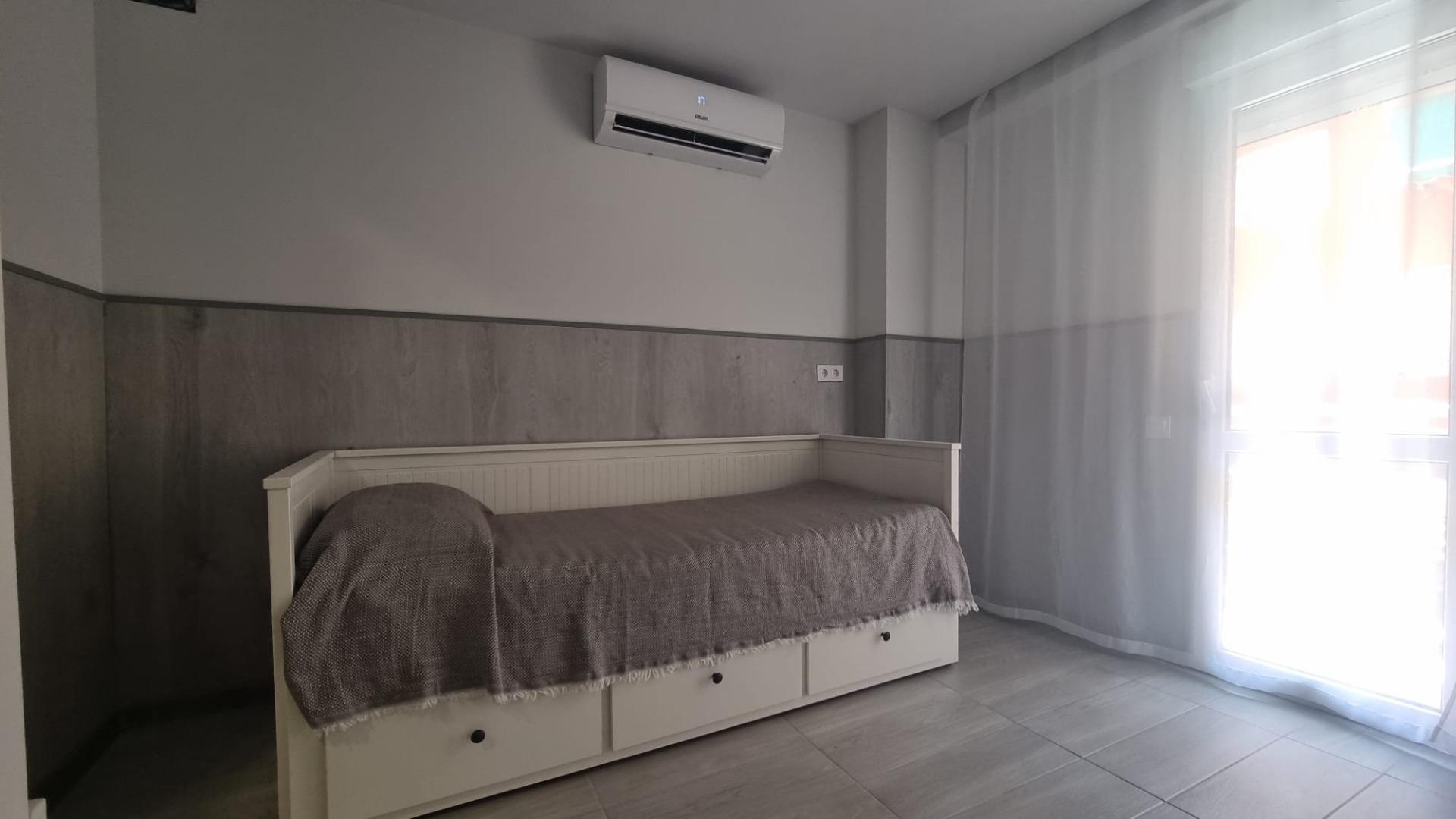 REFORMADO APARTAMENTO A 50 METROS DE PLAYA DE 3 DORMITORIOS 3 BAÑOS DIVIDIDO A 3 ESTUDIOS COMPLETOS PARA ALQUILAR. 105 M2 TOTAL.