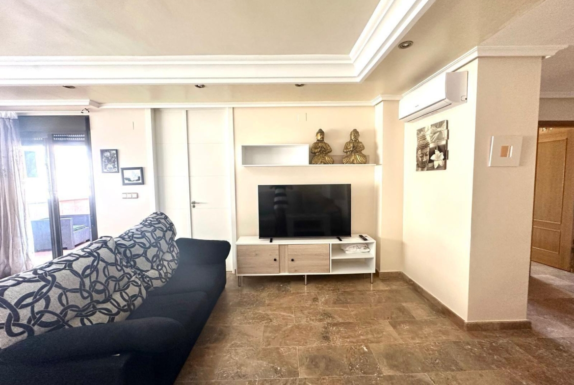 GRANDE APARTAMENTO DE 4 DORM. 2 BAÑOS. A 400 METROS DEL PUERT0 DE TORREVIEJA CON 130 M2. Y GRAN TERRAZA.