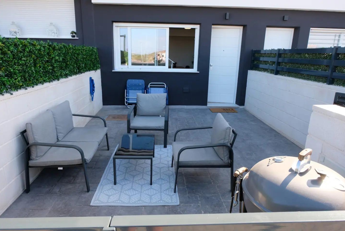 NEW WORK IN GRAN ALACANT. TOWNHOUSES WITH GARDEN AND PRIVATE SOLARIUM OF 27 M2. 2 BEDROOMS. 2 BATHROOMS. COMMUNITY POOL. VISION MODEL