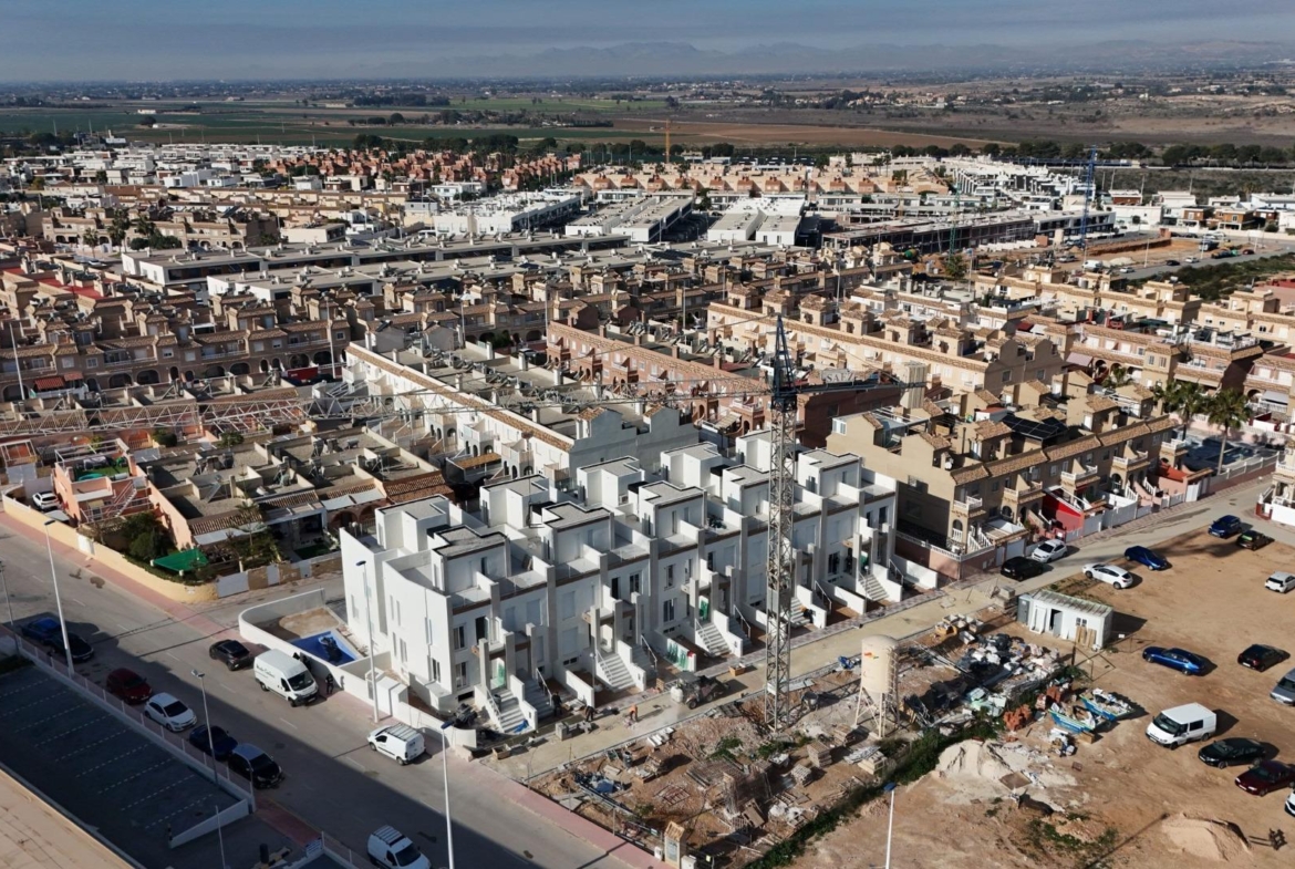 NEW BUILD IN GRAN ALACANT. SEMI-DETACHED HOUSE WITH 2 BEDROOMS. 2 BATHROOMS. 118 M2. BASEMENT OF 31 M2. SOLARIUM 24 M2. PLOT 16 M2 WITH PARKING. MARINO
