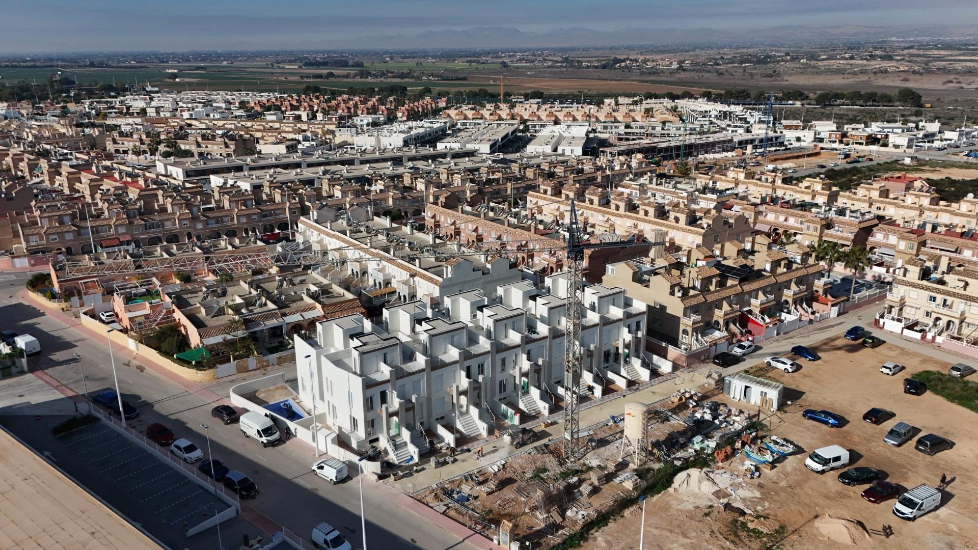 NEW BUILD IN GRAN ALACANT. SEMI-DETACHED HOUSE WITH 2 BEDROOMS. 2 BATHROOMS. 118 M2. BASEMENT OF 31 M2. SOLARIUM 24 M2. PLOT 16 M2 WITH PARKING. MARINO