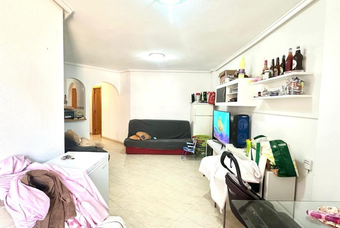 APATRAMENTO EN EL CENTRO DE TORREVIEJA CON PISCINA Y GARAJE INCLUIDO. 2 DORM. 1 BAÑO. SPEEL EEN 700 METRO.
